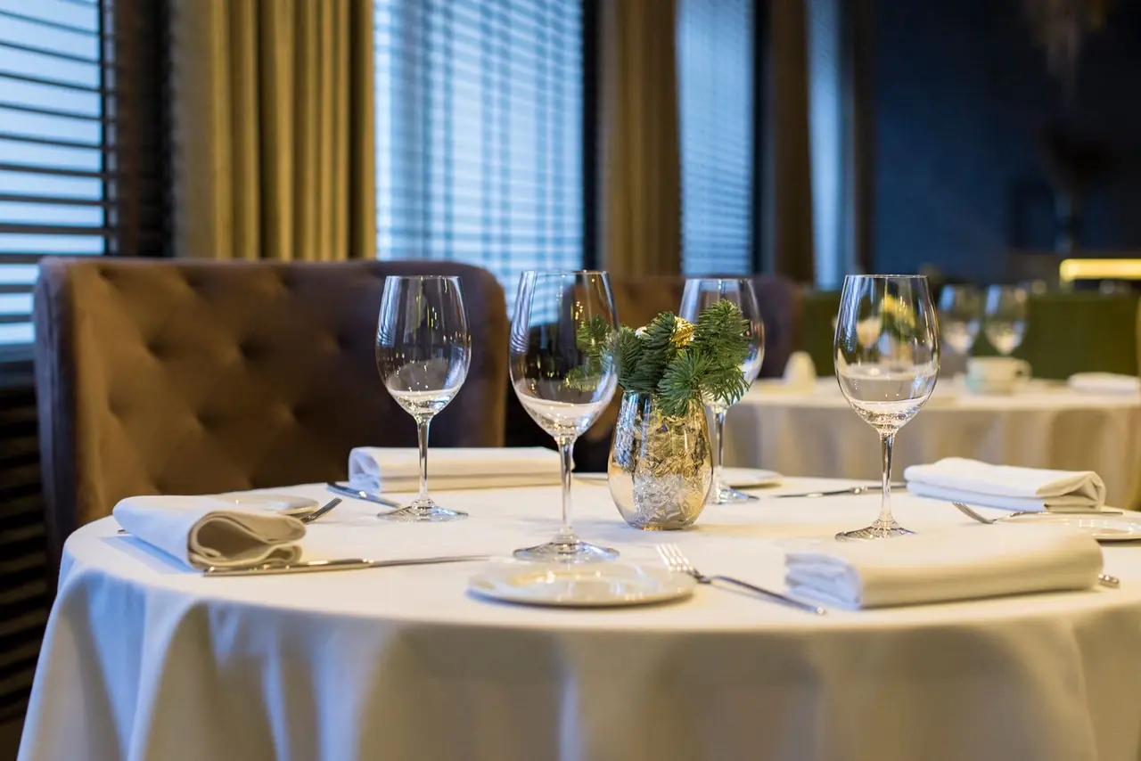 Luxuriöses Restaurant Ambiente bei Lumenhaven Media