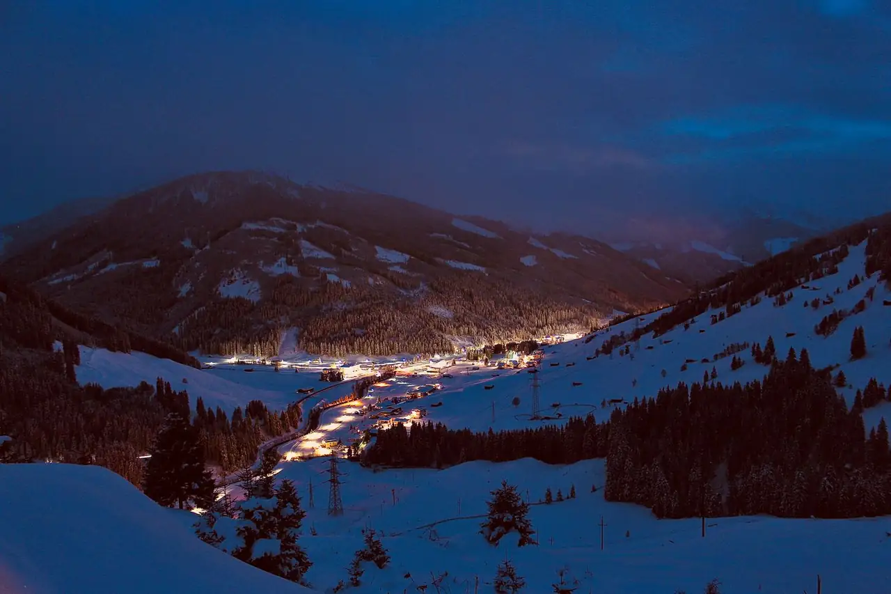 Alpenlandschaft bei Nacht